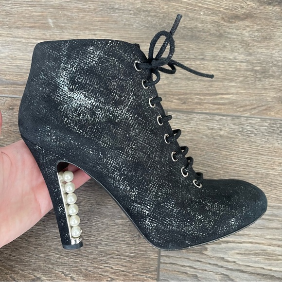 Chanel Pearl CC Logo Black Boots - Picture 5 of 14